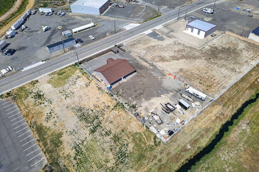 More Photos Of 506 E Stover Rd, Grandview Warehouse For Sale