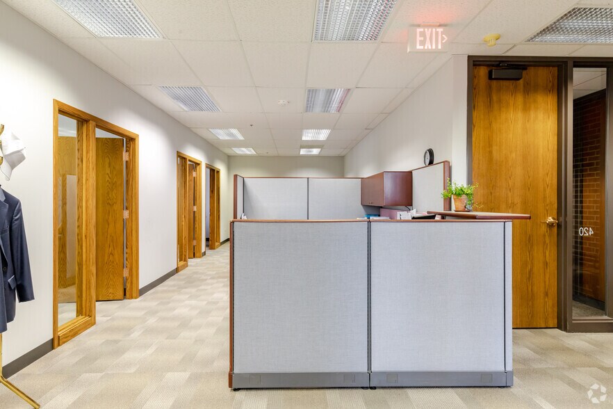 More Photos Of 2000 S Batavia Ave, Geneva Office For Lease