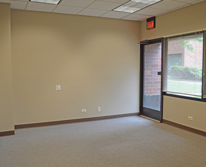 More Photos Of 919 N Plum Grove Rd, Schaumburg Office For Sale