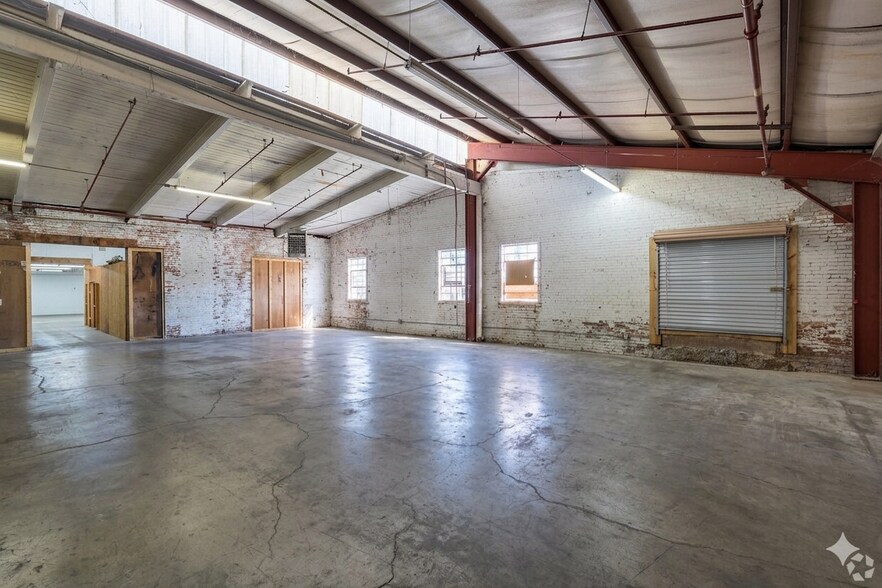 More Photos Of 222 King St S, Calhoun Warehouse For Sale
