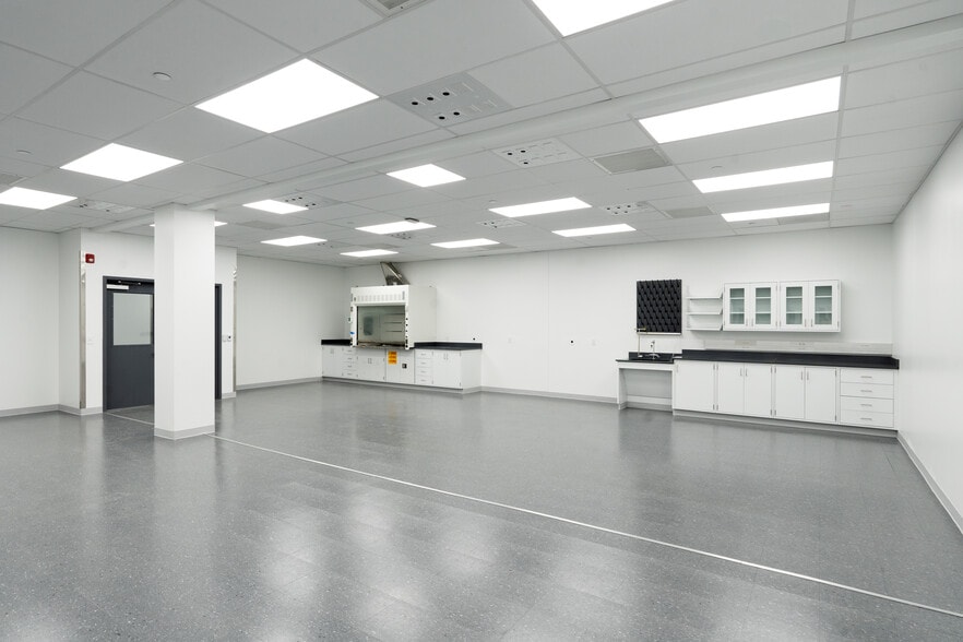 More Photos Of 200-206 Welsh Rd, Horsham Township Research And Development For Lease