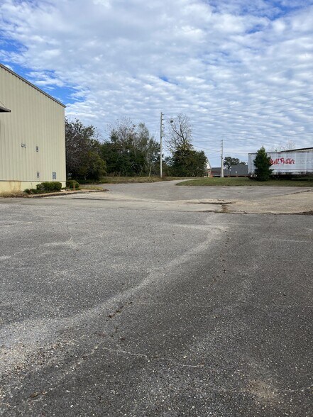 More Photos Of 207 Dunson St, Andalusia Light Distribution For Sale