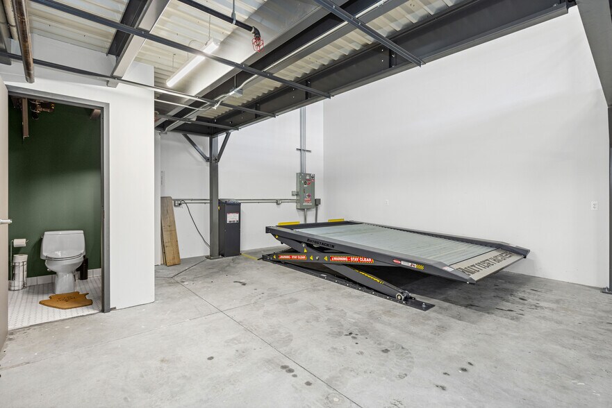 More Photos Of 123 Pit Ln, Pontiac Parking Garage For Sale
