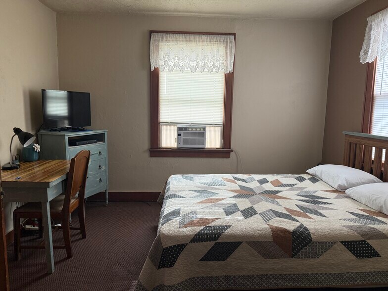 More Photos Of 218 Commercial Ave, Wallace Hotel For Sale