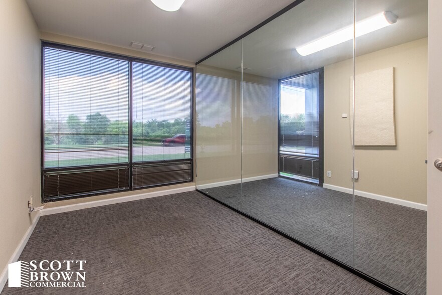 More Photos Of 10763 Mapleridge Dr, Dallas Distribution For Lease