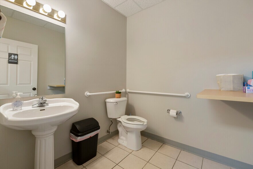 More Photos Of 1300 Gardiner Ln, Louisville Medical For Sale