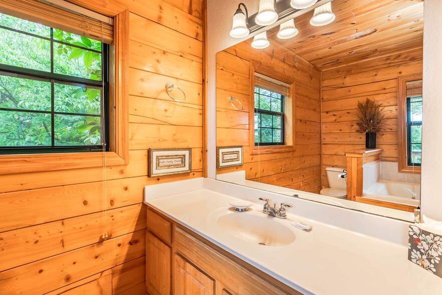 More Photos Of 15695 Highway 187, Eureka Springs Hotel For Sale