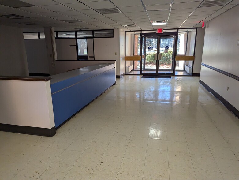 More Photos Of 34591 General Mahone Blvd, Ivor Office For Sale