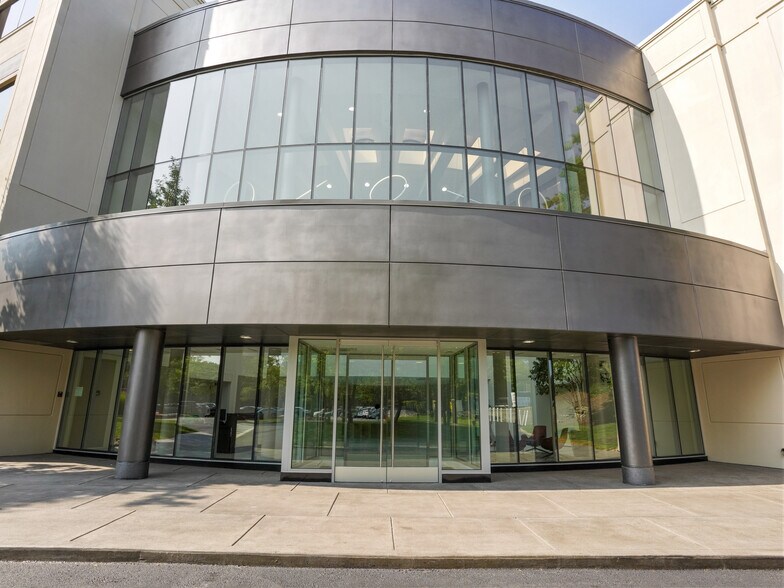 More Photos Of 1700 E Putnam Ave, Old Greenwich Office For Lease