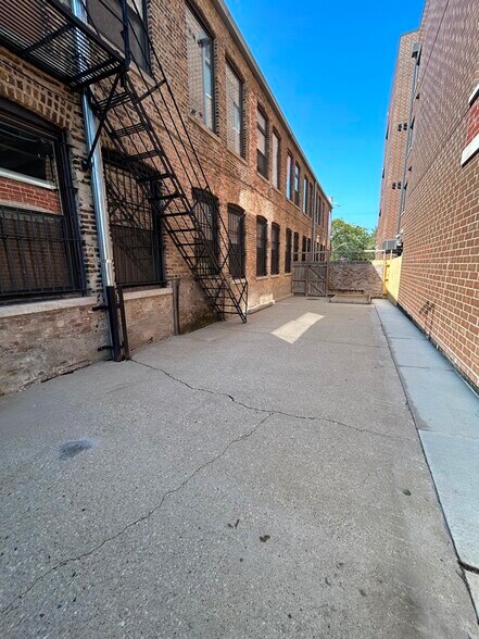 More Photos Of 3735 W Belmont Ave, Chicago Showroom For Lease