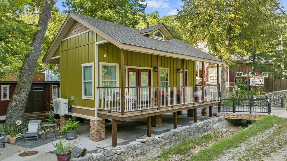 More Photos Of 275 N Main St, Eureka Springs Hotel For Sale