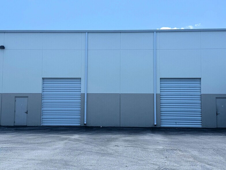 More Photos Of 10101 Lantana Rd, Lake Worth Showroom For Lease