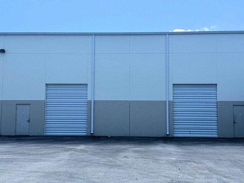 More Photos Of 10101 Lantana Rd, Wellington Showroom For Lease