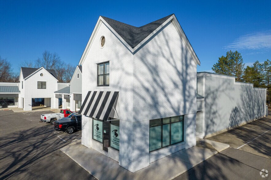 More Photos Of 120-180 E Olentangy St, Powell Unknown For Lease