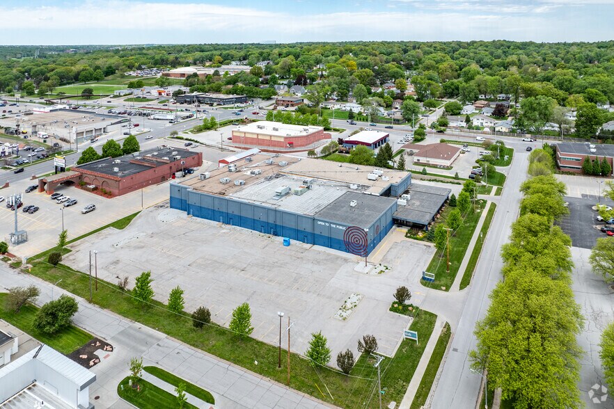 More Photos Of 2828 S 82nd Ave, Omaha Showroom For Sale