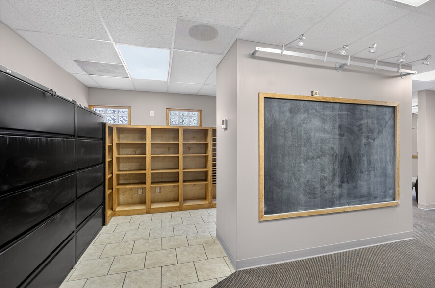 More Photos Of 133 N Glendale St, Wichita Office For Sale