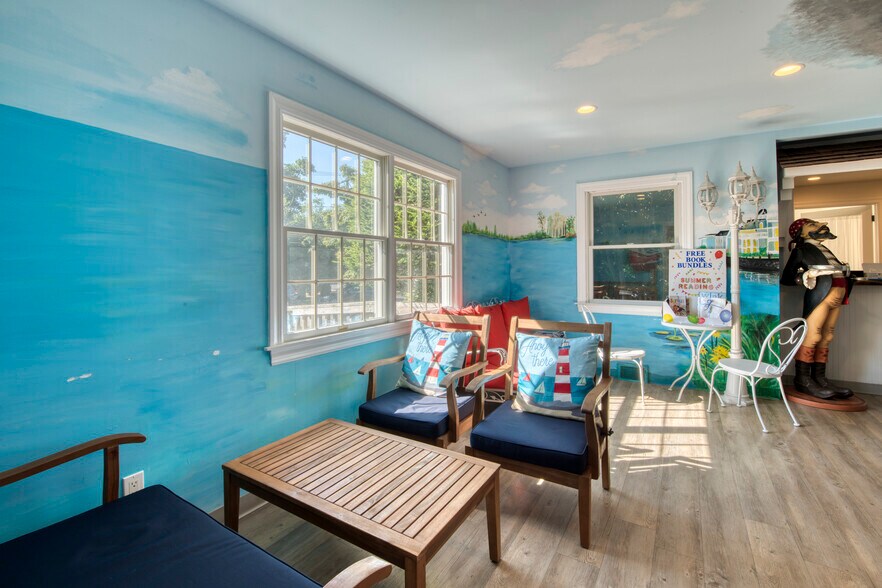 More Photos Of 315 Meeting House Ln, Southampton Medical For Sale