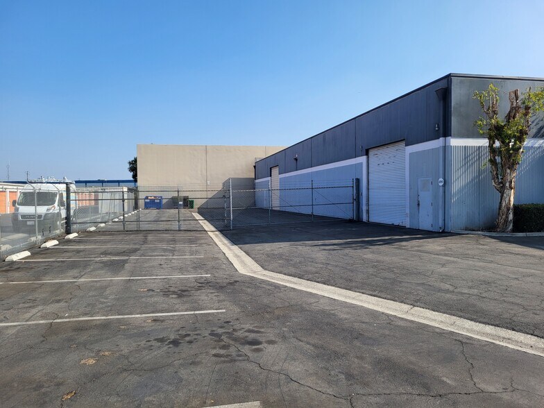 More Photos Of 9041 Bermudez St, Pico Rivera Manufacturing For Lease