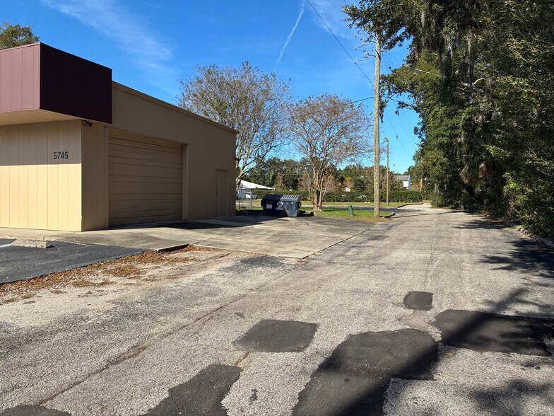 More Photos Of 5745 Pershing Ave, Orlando Veterinarian Kennel For Sale