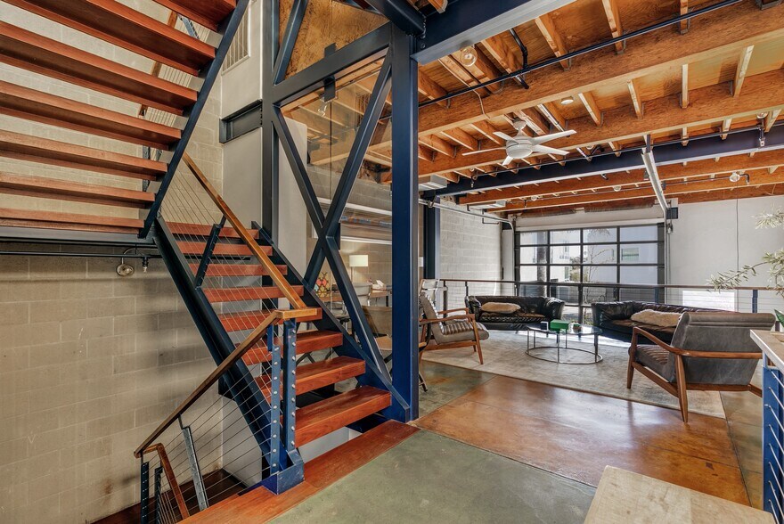 More Photos Of 2114 Narcissus Ct, Venice Office For Lease