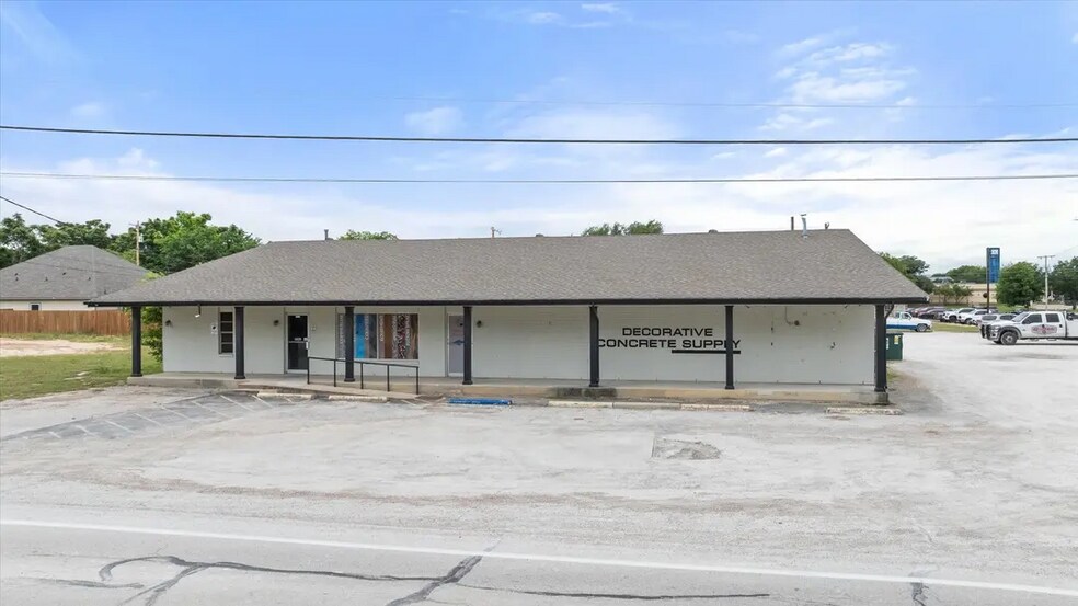 More Photos Of 1409 NE Barnard St, Glen Rose Storefront Retail Office For Sale