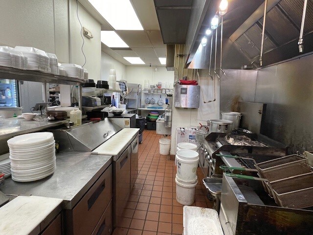 More Photos Of 11712 Ulysses St NE, Blaine Freestanding For Lease