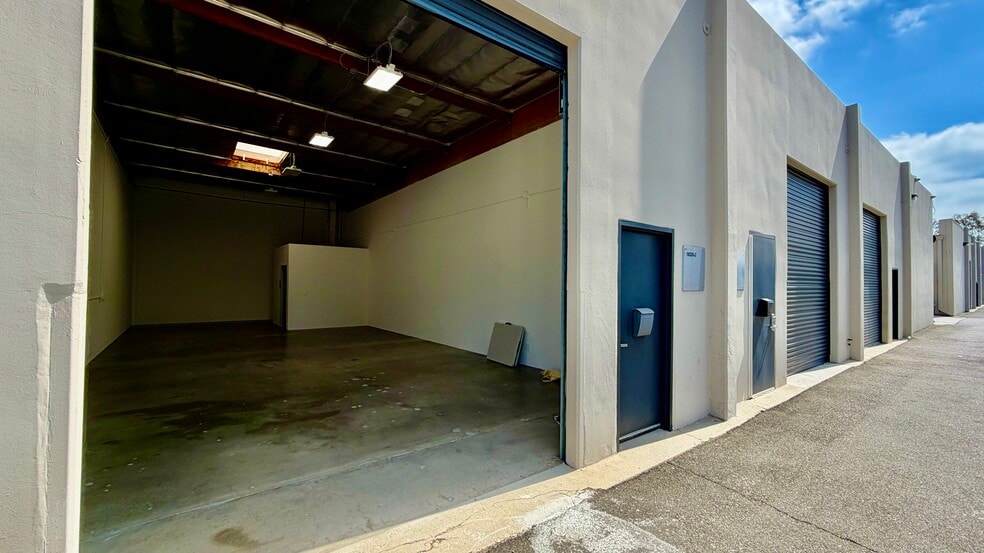 More Photos Of 18320-18330 Oxnard St, Tarzana Unknown For Lease