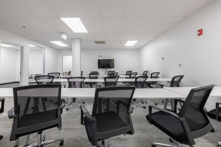 More Photos Of 25 N Market St, Jacksonville Coworking Space