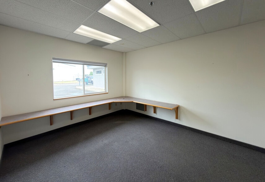 More Photos Of 90451 Boeing Dr, Eugene Airplane Hangar For Sale