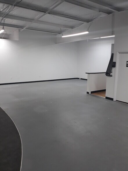 More Photos Of 30798 US Highway 19 N, Palm Harbor Warehouse For Lease