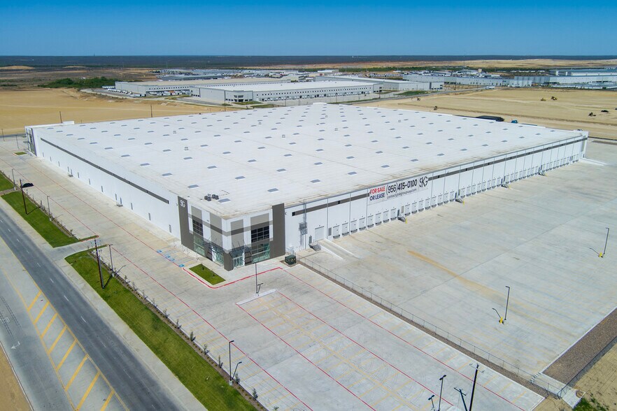 More Photos Of 1017 Northway Ln, Laredo Distribution For Lease