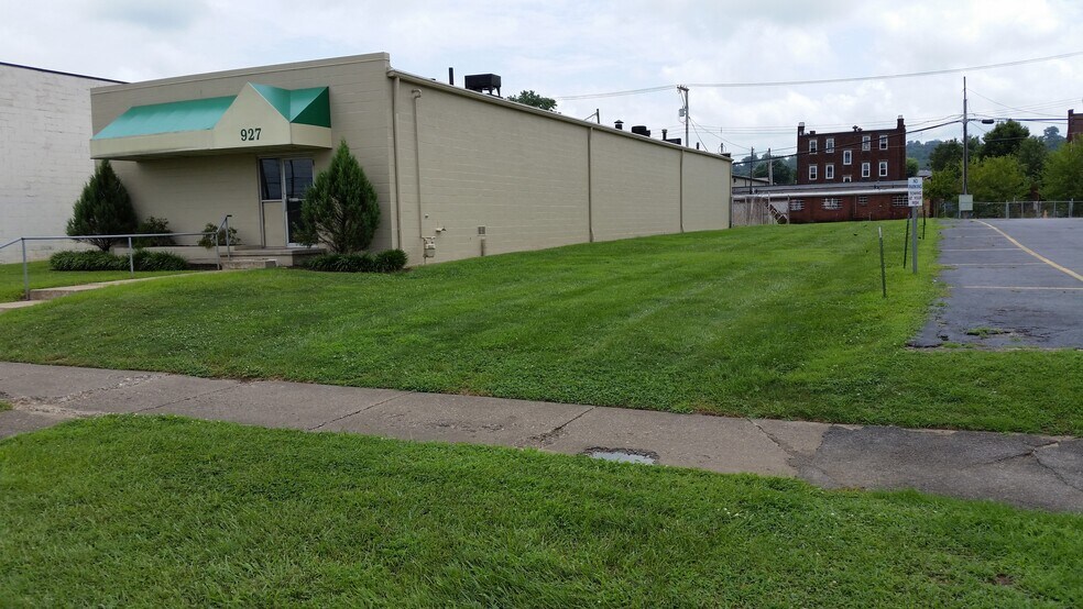 More Photos Of 927 8th Ave, Huntington Veterinarian Kennel For Lease