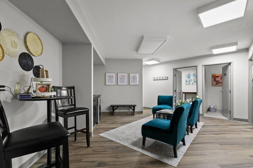 More Photos Of 2009 S Memorial Dr, Appleton Office For Sale