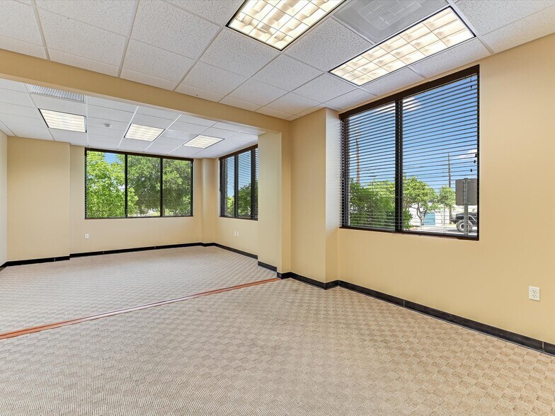 More Photos Of 2806 Flintrock Trace, Lakeway Loft Creative Space For Sale