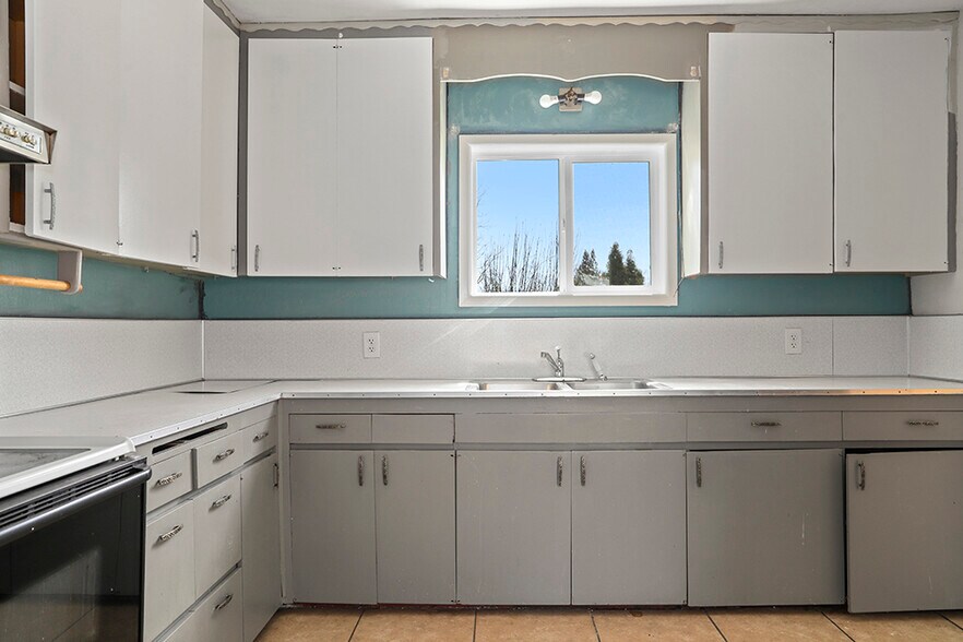 More Photos Of 2660 NW Vine St, Grants Pass Manufacturing For Sale