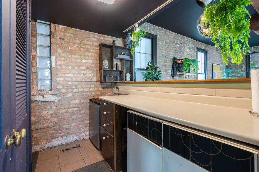 More Photos Of 2331 N Elston Ct, Chicago Industrial For Sale