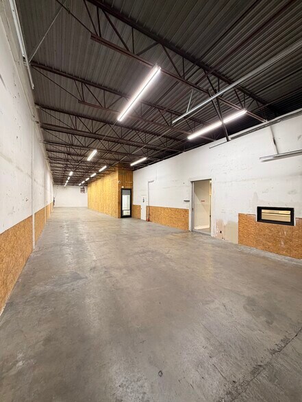 More Photos Of 10501-10537 King William Dr, Dallas Warehouse For Lease