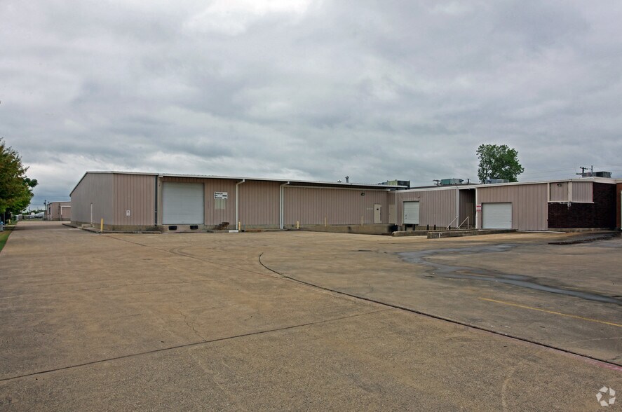 More Photos Of 300 S Kirby St, Garland Warehouse For Lease