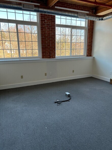 More Photos Of 10 Marine St, Thomaston Medical For Lease