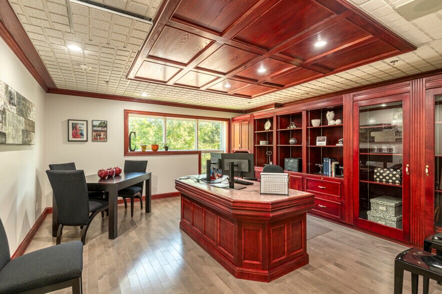 More Photos Of 274 Rue Saint-Louis, Warwick Manufacturing For Sale