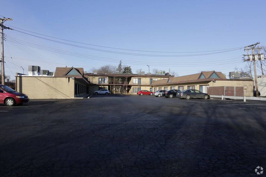 More Photos Of 381 N York Rd, Elmhurst Storefront Retail Office For Lease