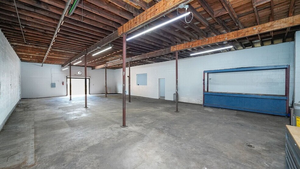 More Photos Of 2447 5th Ave S, Saint Petersburg Service For Lease