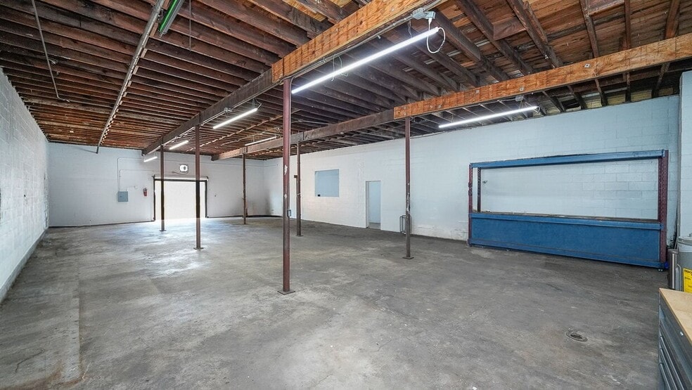 More Photos Of 2447 5th Ave S, Saint Petersburg Service For Lease