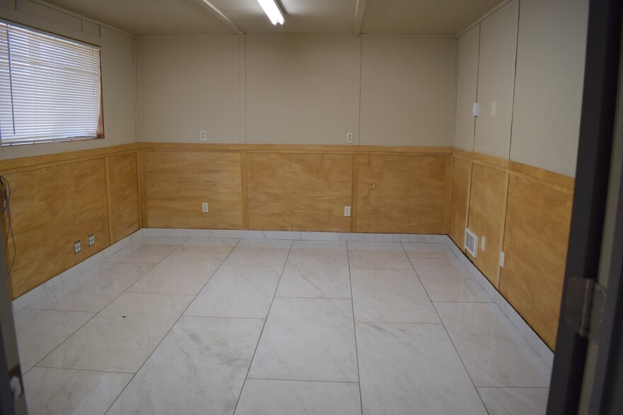 More Photos Of 4216 W 7th Ave, Eugene Warehouse For Lease