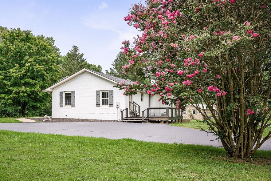 More Photos Of 1499 W Whitehall Rd, Cookeville Light Distribution For Sale