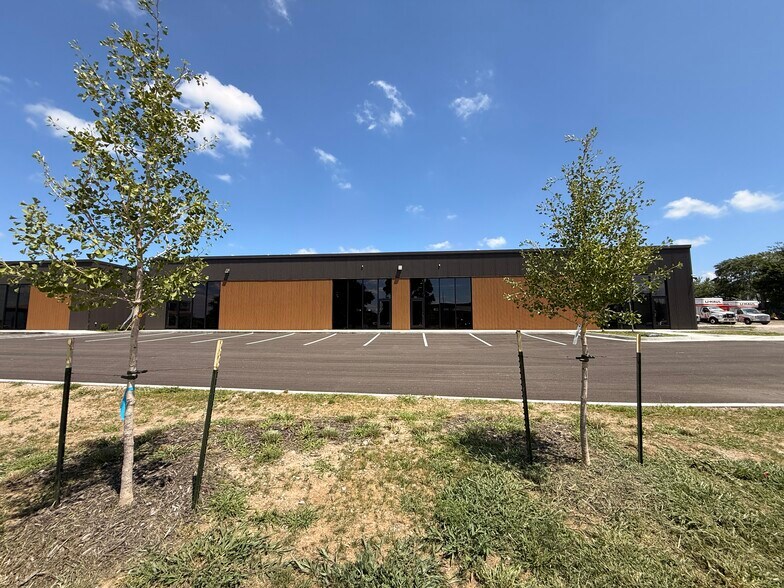More Photos Of 3405 NW Jefferson St, Blue Springs Flex For Lease