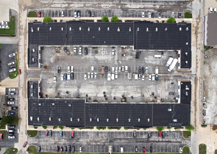 More Photos Of 500 S Polk St, Greenwood Showroom For Lease