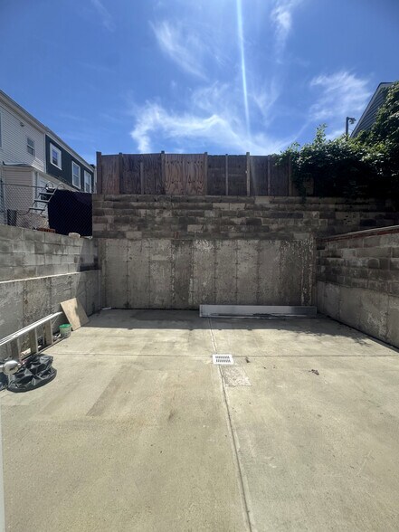 More Photos Of 106-14 Astoria Blvd, Flushing Office Residential For Lease