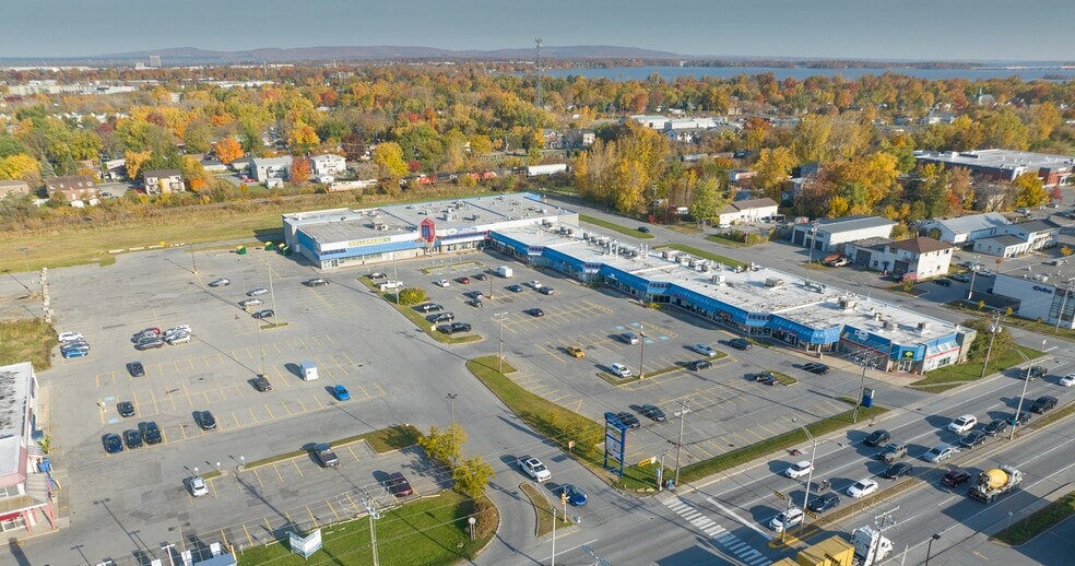 Primary Photo Of 345-393 Boul Harwood, Vaudreuil-dorion General Retail For Lease