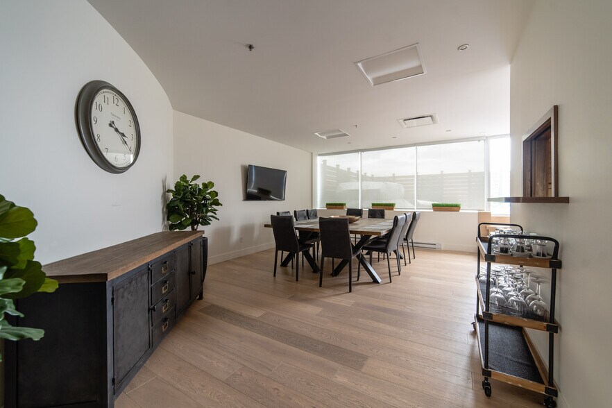 More Photos Of 2425 Pitfield, Montréal Flex For Lease